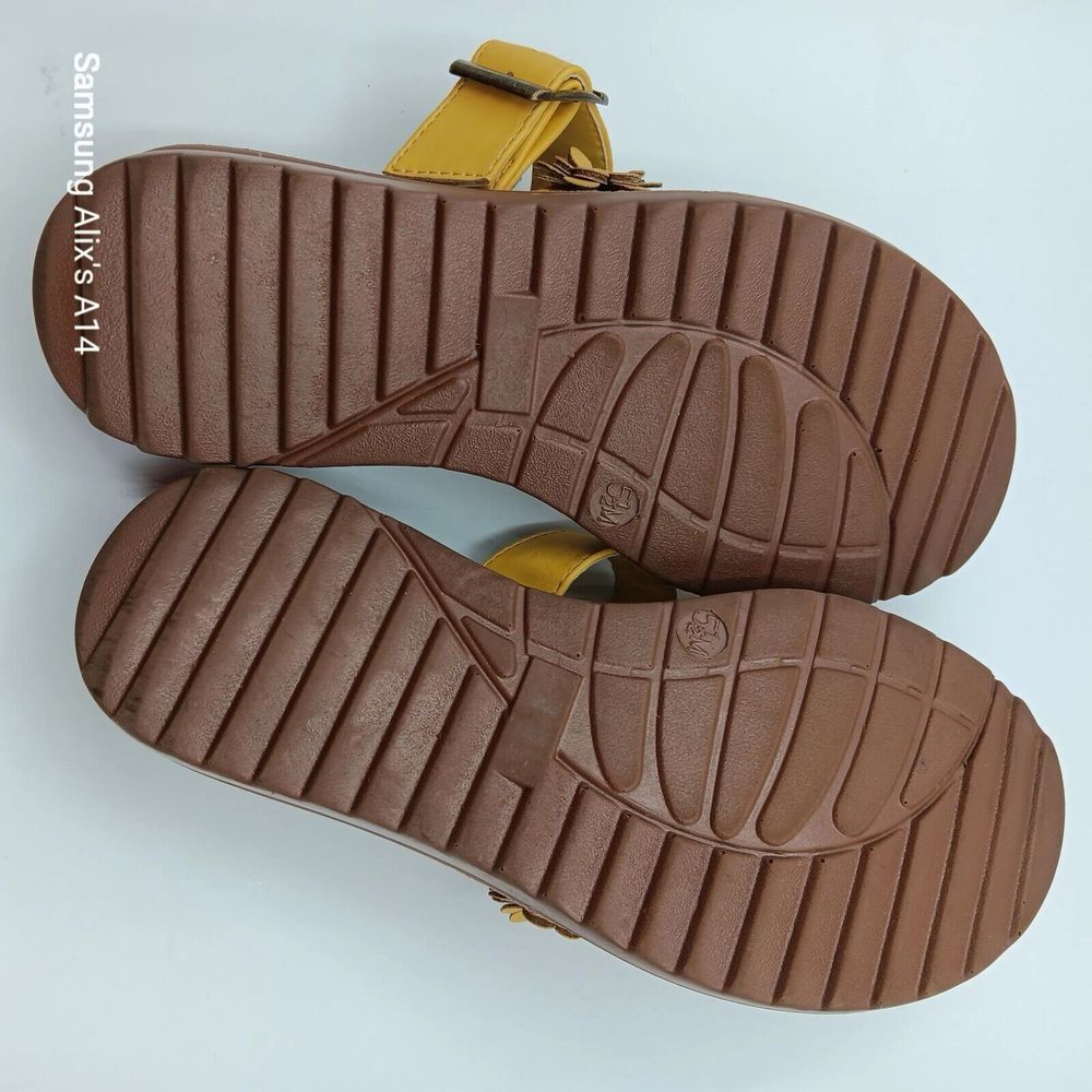 Annie Comfort Abetsy Size 5.5 Yellow Sandal Flowers - Picture 8 of 9